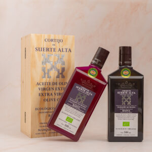 Wooden gift box with Suerte Alta organic extra virgin olive oil